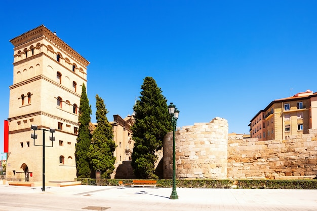 Bezpłatne zdjęcie roman wall i zuda tower