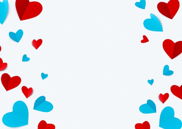 Bezpłatne zdjęcie romantyczna kompozycja wykonana z czerwonymi sercami na białym tle z copyspace tekstu