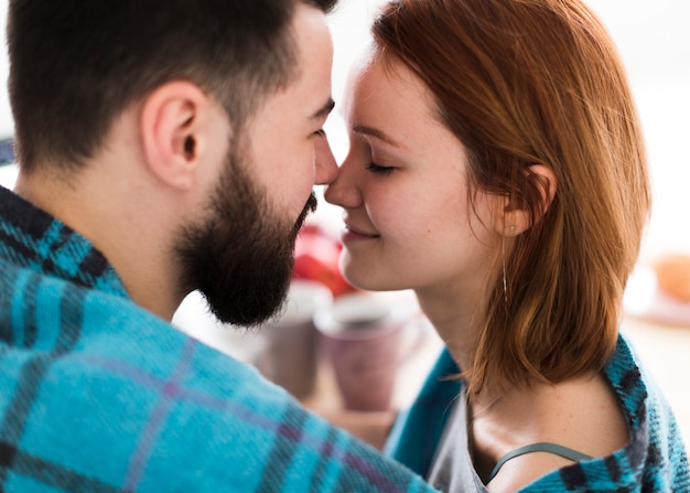 Bezpłatne zdjęcie romantyczna młoda para dotykając nosa