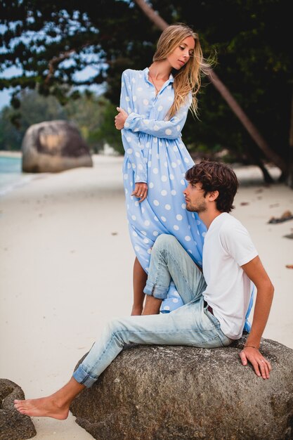 Romantyczna młoda stylowa para hipster zakochana na tropikalnej plaży podczas wakacji