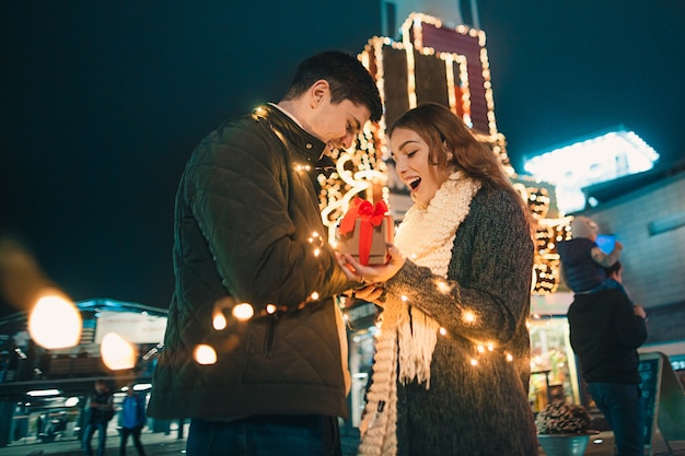 romantyczna niespodzianka na Boże Narodzenie, kobieta otrzymuje prezent od swojego chłopaka