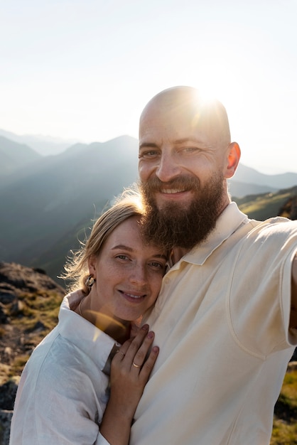 Bezpłatne zdjęcie romantyczna para biorąca selfie widok z przodu