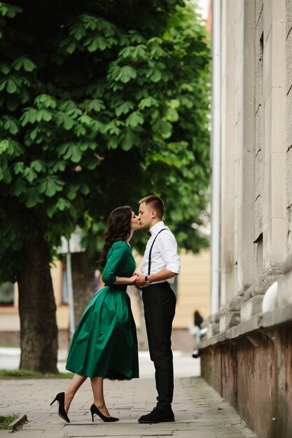 Bezpłatne zdjęcie romantyczna para daje pocałunek