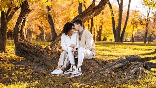 Bezpłatne zdjęcie romantyczna para na świeżym powietrzu w pobliżu kawiarni?