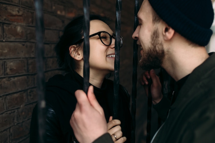Bezpłatny plik Zdjęcie romantyczna para oddzielone ogrodzenia