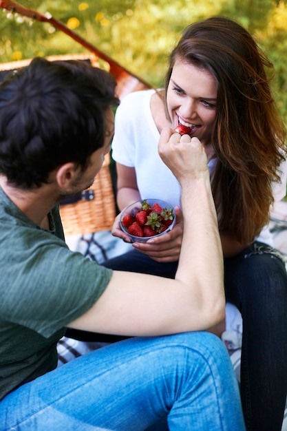 Bezpłatne zdjęcie romantyczna para piknik w parku