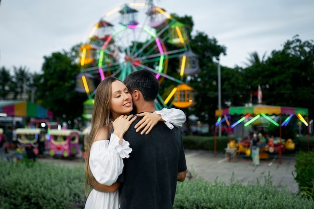 Romantyczna para przytulająca się w średnim ujęciu