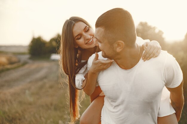 Romantyczna para przytulanie na polu w słoneczny dzień.