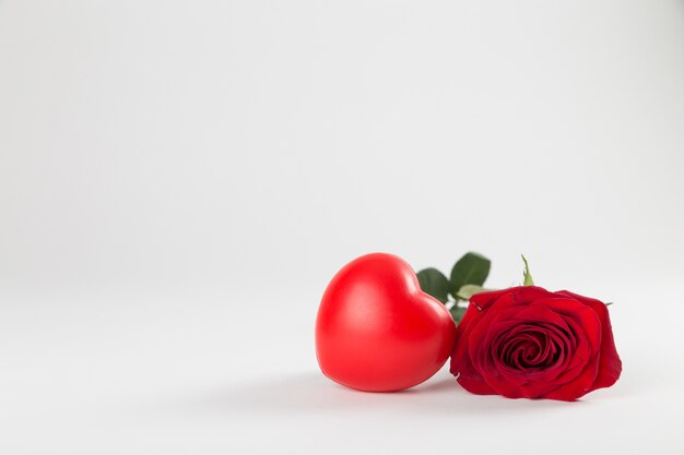 Romantyczne czerwone serce i róża