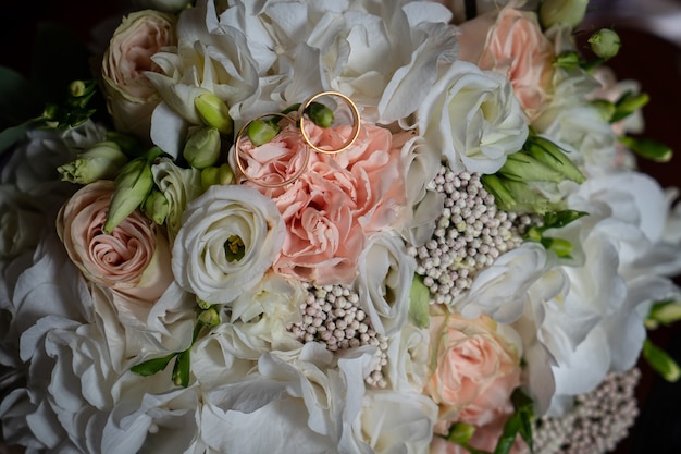 Romantyczne dekoracje, białe jasne kwiaty na święta, obrączki dla panny młodej