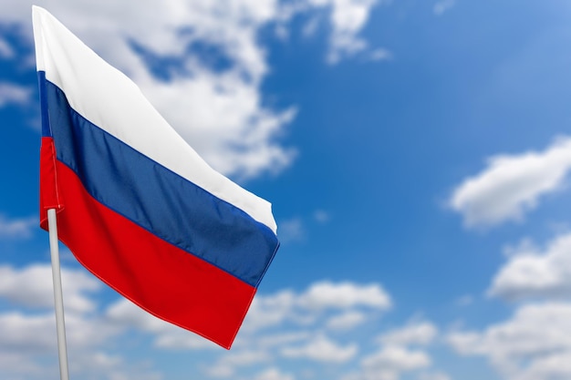 Rosyjska flaga na tle błękitnego nieba