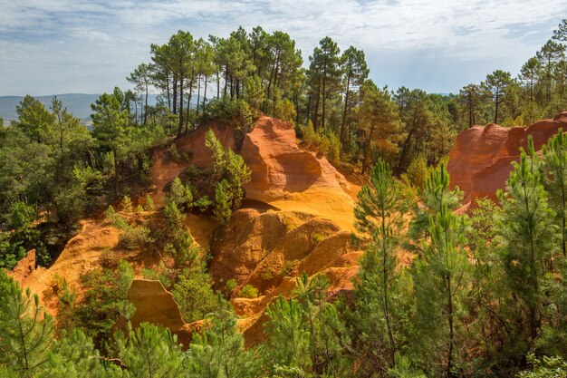 Roussillon Ochre Kamieniołomy pod słońcem i zachmurzonym niebem we Francji