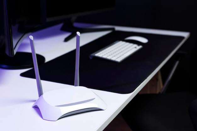 Router Wi-Fi na stole inteligentne połączenie