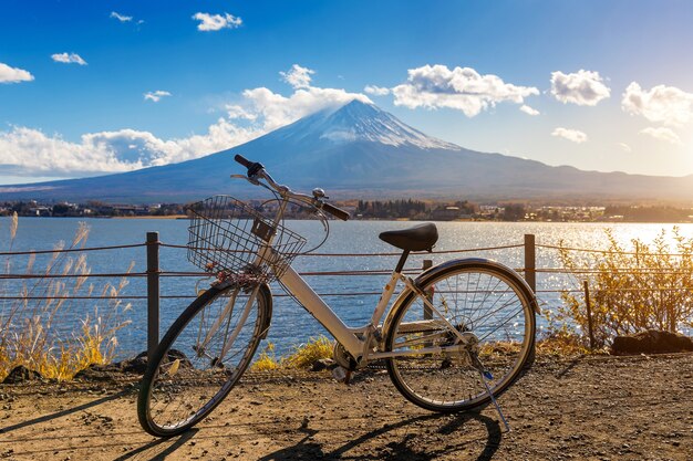 Rower na górze Kawaguchiko i Fuji, Japonia.