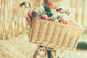 Bezpłatne zdjęcie rower z wiklinowym koszu