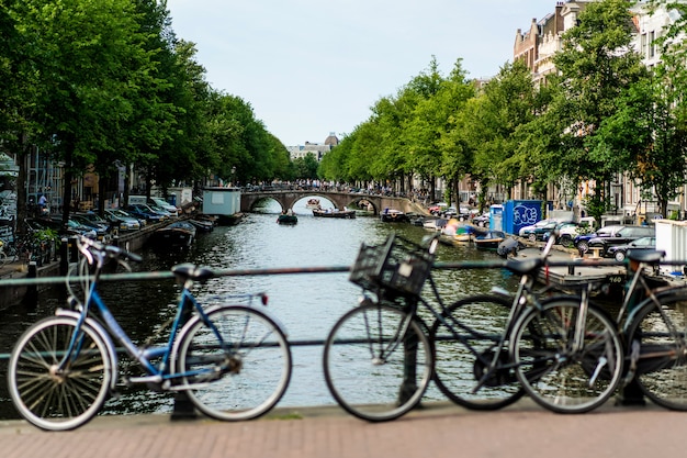 Bezpłatne zdjęcie rowery na ulicy. amsterdam.