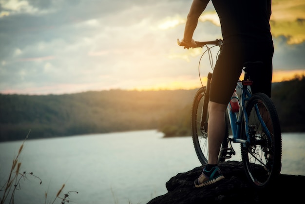 Bezpłatne zdjęcie rowerzysta man racing bike na górze