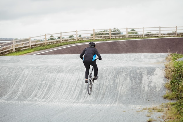 Bezpłatne zdjęcie rowerzysta na rowerze bmx w skateparku