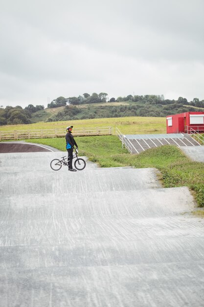 Rowerzysta stojący na rowerze BMX