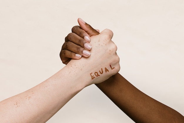 Bezpłatne zdjęcie równe słowo na dwóch rękach łączących się razem