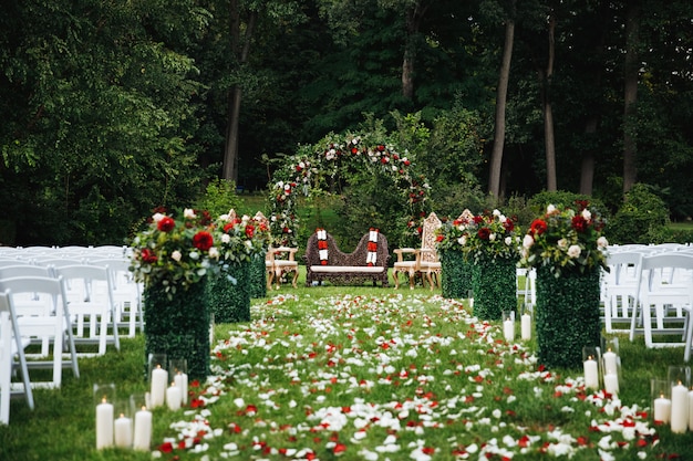 Różani płatki zakrywają zielonego ogród przygotowywającego dla tradycyjnego Hinduskiego weddi
