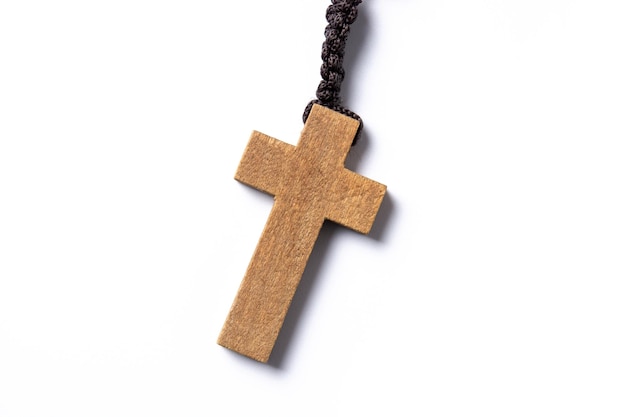 Bezpłatne zdjęcie różaniec katolicki krzyż na białym tle