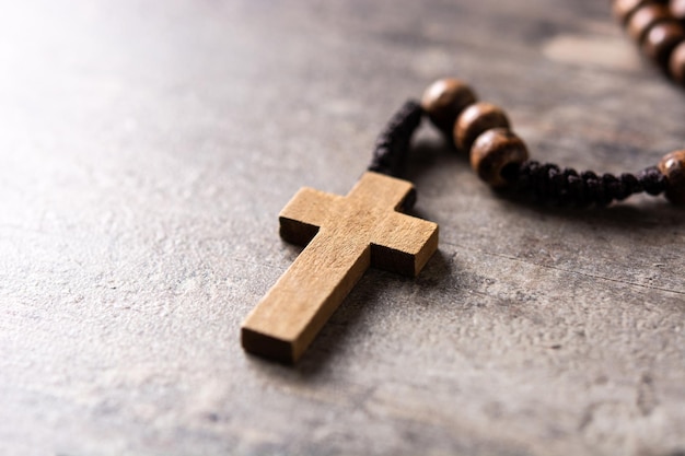 Różaniec katolicki krzyż na drewnianym stole