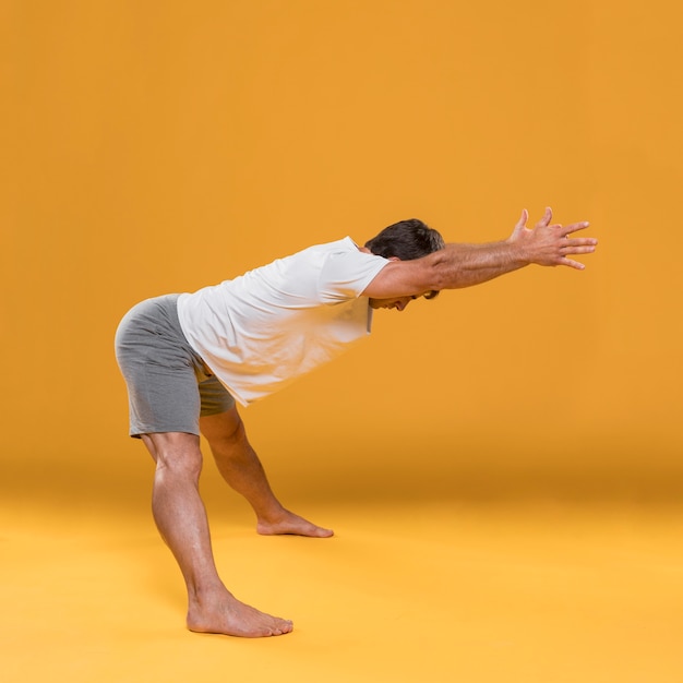 Bezpłatne zdjęcie rozciąganie człowieka w pozie jogi
