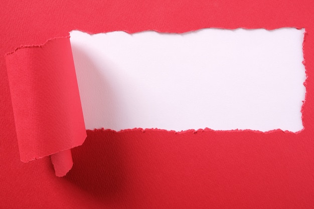 Rozdarta ramka zerwanego paska czerwonego papieru