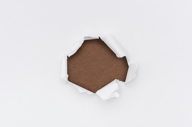 Rozdarty papier białe tło proste ręcznie robione rzemiosło