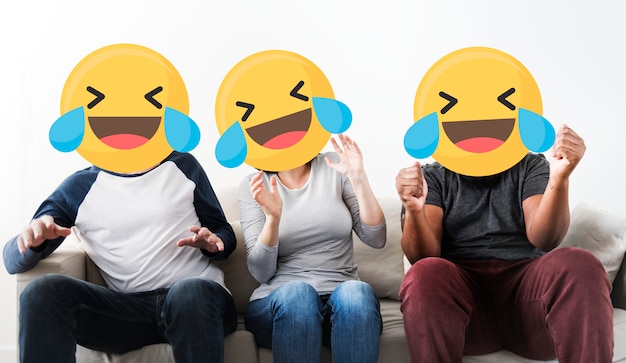 Bezpłatne zdjęcie roześmiani emoji zmierzyli się z przyjaciółmi