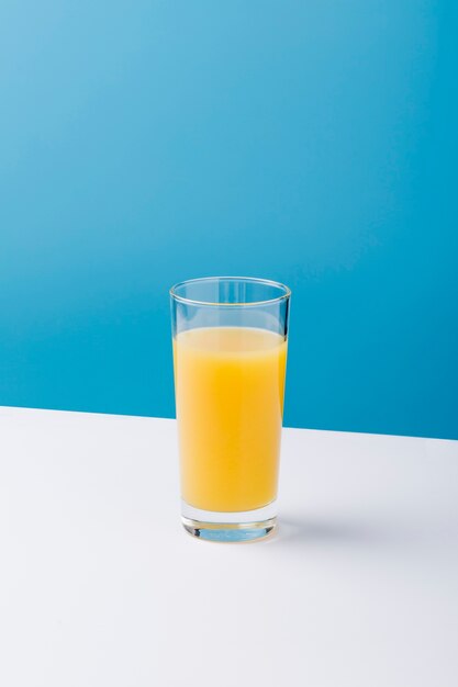 Rozmieszczenie przy szklance soku pomarańczowego