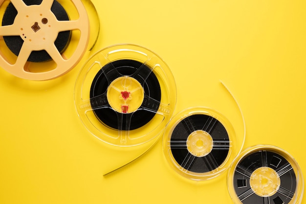 Bezpłatne zdjęcie rozmieszczenie rolek filmu na żółtym tle