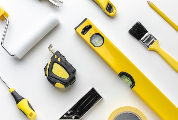 Bezpłatne zdjęcie rozmieszczenie żółtego zestawu narzędzi naprawczych