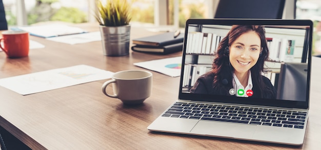 Rozmowy wideo biznesmenów spotykających się w wirtualnym miejscu pracy lub odległym biurze