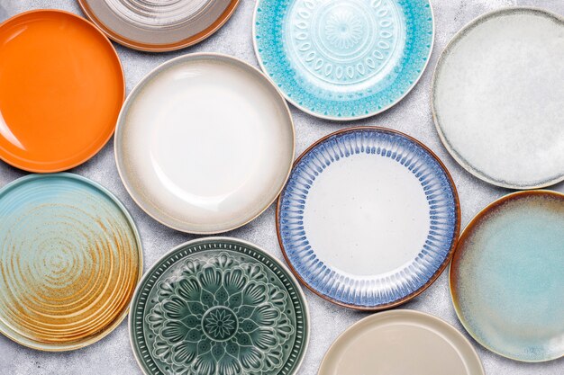 Różne ceramiczne puste talerze i miski.