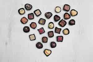 Bezpłatne zdjęcie różne czekoladowe słodycze w kształcie serca