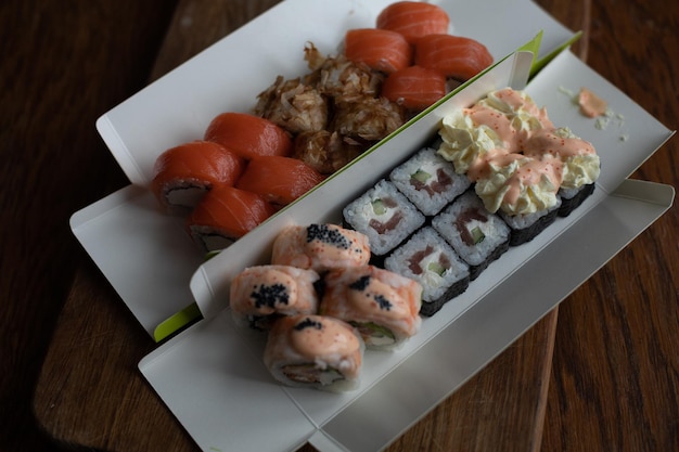 Bezpłatne zdjęcie różne dostawy sushi odmiany sushi na lunch lub kolację