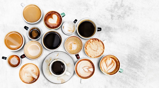 Bezpłatne zdjęcie różne filiżanki kawy na tle z teksturą