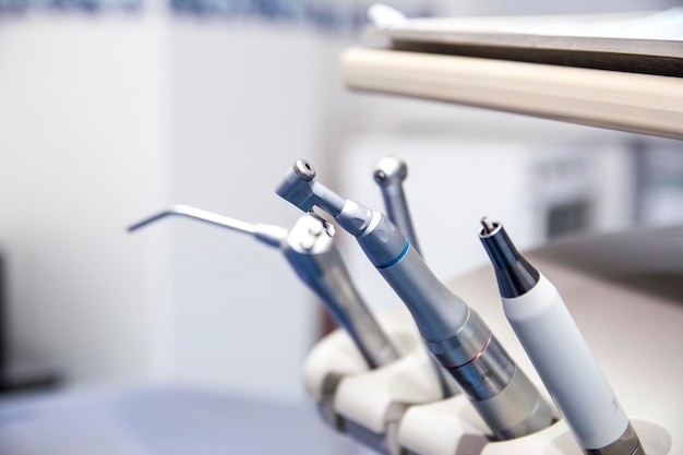 Różne narzędzia stomatologiczne w gabinecie stomatologicznym. instrumenty do foteli dentystycznych. przechwytywanie narzędzi dentystycznych z bliska.