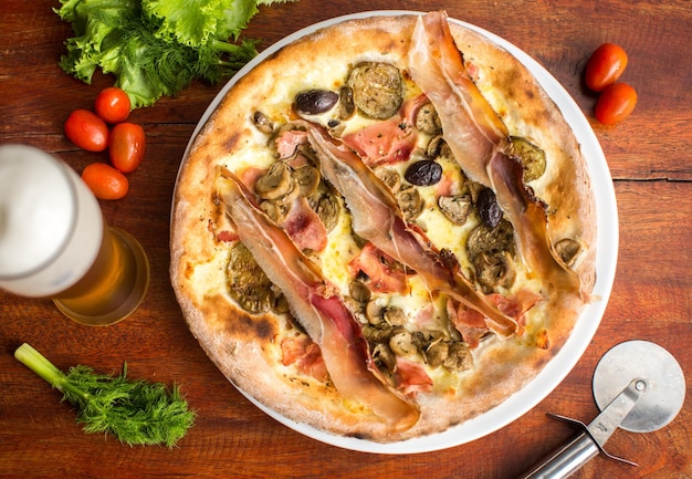 Różne Pizza mięsna z jamonem i oliwkami