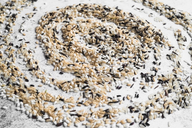 Bezpłatne zdjęcie różne rodzaje ryżu w formie spirali