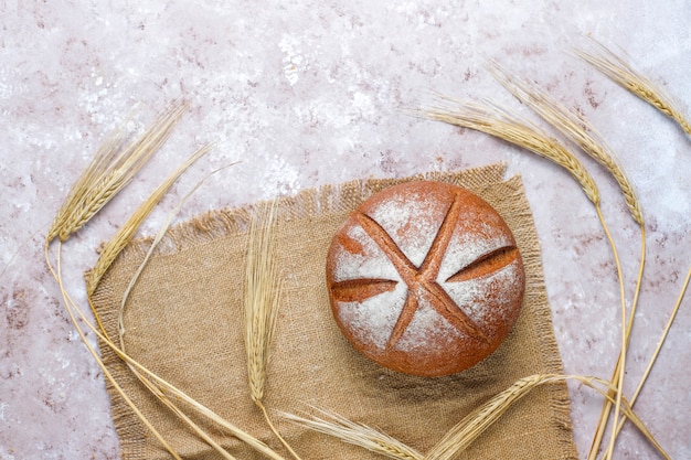 Różne rodzaje świeżego chleba jako tło, widok z góry