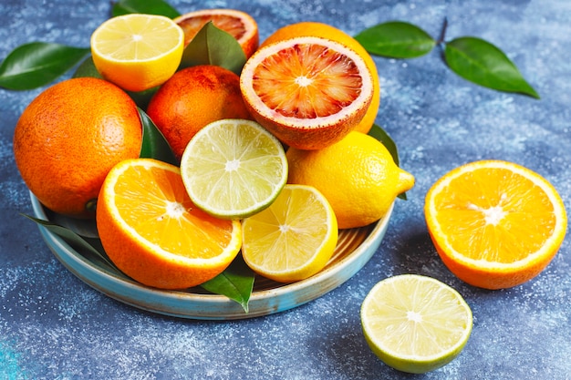 różne świeże owoce cytrusowe, cytryna, pomarańcza, limonka, krwista pomarańcza, świeże i kolorowe, widok z góry