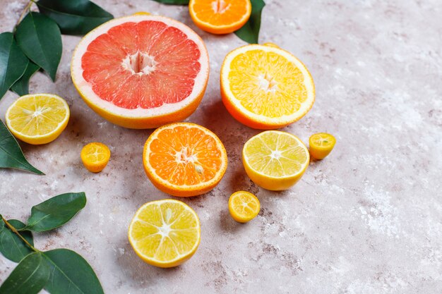 różne świeże owoce cytrusowe, cytryna, pomarańcza, limonka, mandarynka, kumkwat, grejpfrut świeży i kolorowy, widok z góry