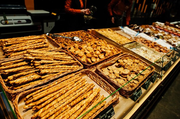 Różne wypieki na półkach supermarketów na sprzedaż