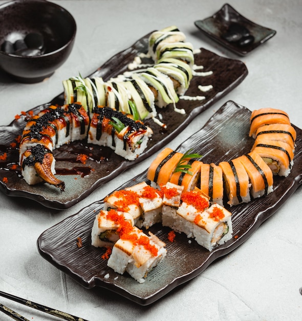 Bezpłatne zdjęcie różne zestawy sushi na stole