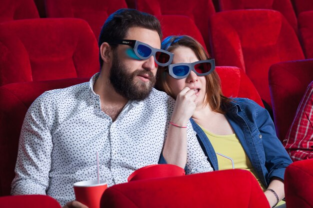 Bezpłatne zdjęcie różnorodne ludzkie emocje przyjaciół trzymających w kinie colę i popcorn.