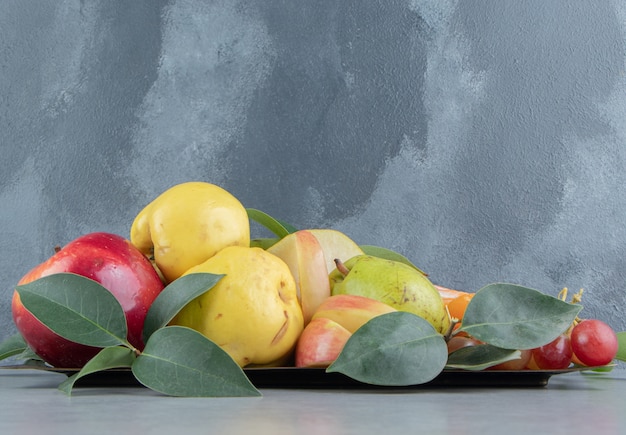 Bezpłatne zdjęcie różnorodne owoce zebrane razem na marmurze