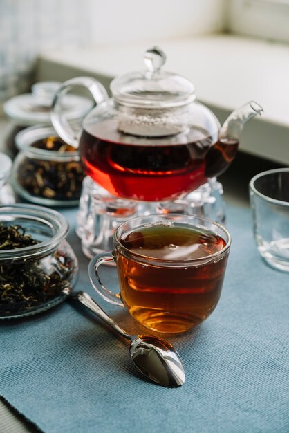 Różnorodne pojemniki na herbatę i łyżka